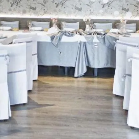 Hostal-restaurante Lugano 招待所 3*