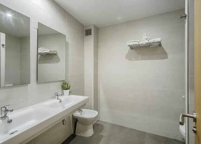 Hostal-restaurante Lugano בית הארחה 3*